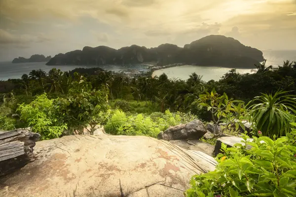 Phi Phi Island view gece karanlığında gelin
