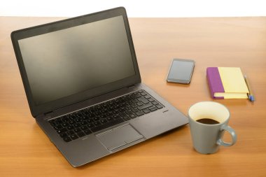 Modern ofis büro dizüstü bilgisayar, kahve, smartphone ve Gündem