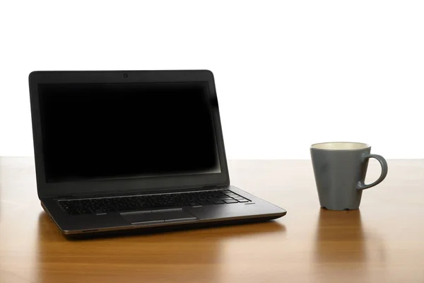 Moderner Schreibtisch mit Laptop-Kaffee — Stockfoto