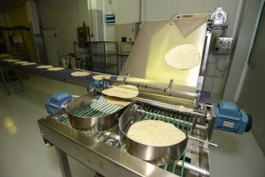 Pizza hamur bandında çalışan
