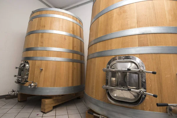 ถังไม้ในโรงกลั่นไวน์สมัยใหม่ — ภาพถ่ายสต็อก