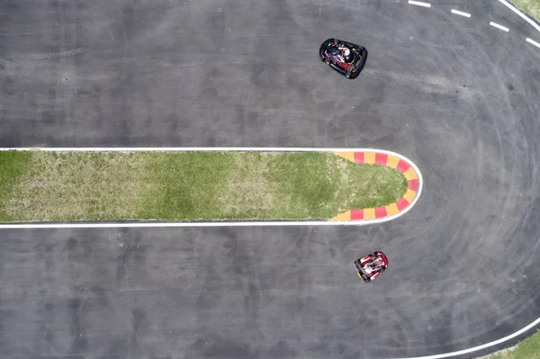 Carros de corrida na pista — Fotografia de Stock