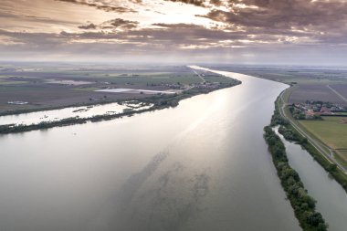 Nehir İtalya üzerinden günbatımı