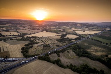 Günbatımı İtalyan tipik peyzaj üzerinde