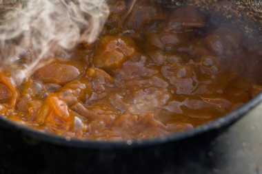 Gulaş çorbası pişirme. Yakın plan.