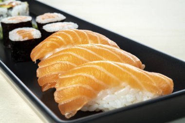 Ahşap masada suşi tabağı.