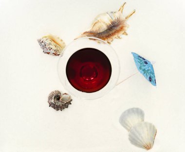 cockleshells ve asma üzerinde beyaz kum vardır