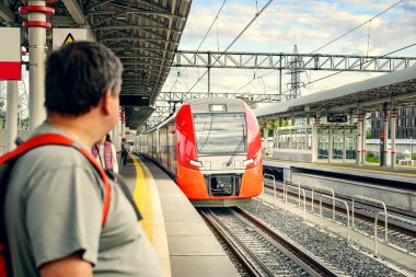 Adam trenin yaklaşım bekliyor 