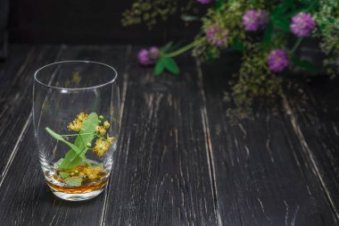 Çiçekler bal ile sulu çay yapar.