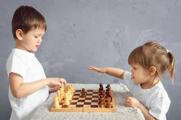 Мальчик Девочка Играют Шахматы Комнате Режиме Самоизоляции — стоковое фото