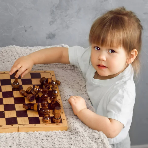 Een Klein Meisje Speelt Schaken Haar Kamer Zelf Isolatie Stockfoto