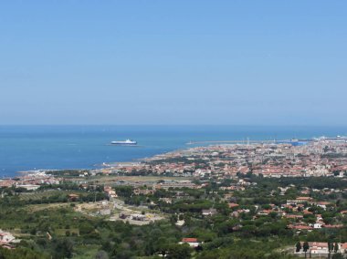 Muhteşem hava güneşli gün, Toskana İtalya Montenero yakındaki dağlı yaptı Livorno şehir panoraması