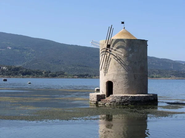 Panorama de Laguna di Orbetello. Vue sur le moulin à vent rustique assis dans la lagune. Toscane, Italie — Photo