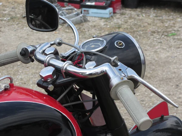 Motocicleta retro em pé na estrada. Fechar o farol da moto, velocímetro e espelho de condução — Fotografia de Stock