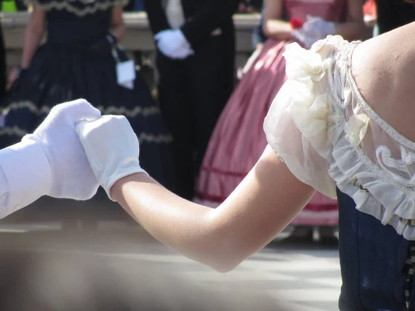Primer plano de un par de manos con guantes blancos durante el baile histórico. Loveliness y belleza pareja de bailarines Fotos de stock