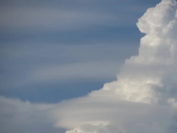 Puha fehér felhők ellen kék ég háttér — Stock Fotó