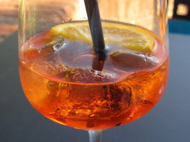 Yaz ferahlatıcı aperatif içecek kayalar üzerinde . Limon dilimli Spritz kokteyli