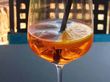 Yaz ferahlatıcı aperatif içecek kayalar üzerinde . Limon dilimli Spritz kokteyli