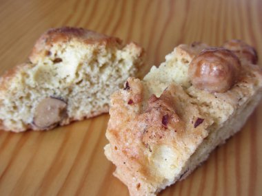 Kahvaltı için ahşap masada fındıklı ev yapımı kurabiyeler.