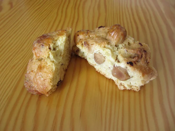 Biscotti fatti in casa con nocciole sul tavolo di legno per la colazione — Foto Stock