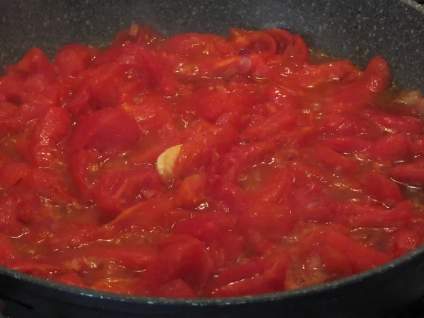 Cuisson maison sauce tomate en utilisant des tomates fraîches d'été, l'oignon et l'ail. Recette italienne — Photo