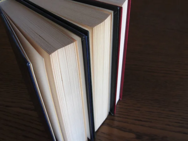 Livros Segunda Mão Sobre Uma Mesa Madeira Vista Cima Vista — Fotografia de Stock