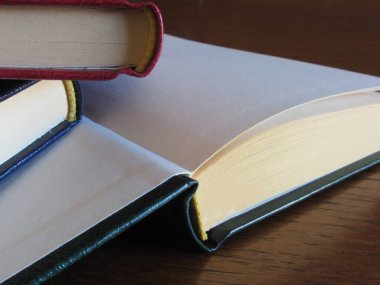 Ahşap bir masada boş sayfaları olan ikinci el kitaplar.