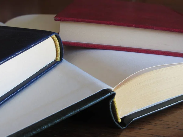 Libros Segunda Mano Con Páginas Blanco Sobre Una Mesa Madera Imagen de archivo