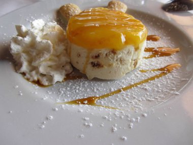 Kayısı reçeli kaplı dondurma pastası. Tatlı krem şanti ve bisküvilerle süslenir.