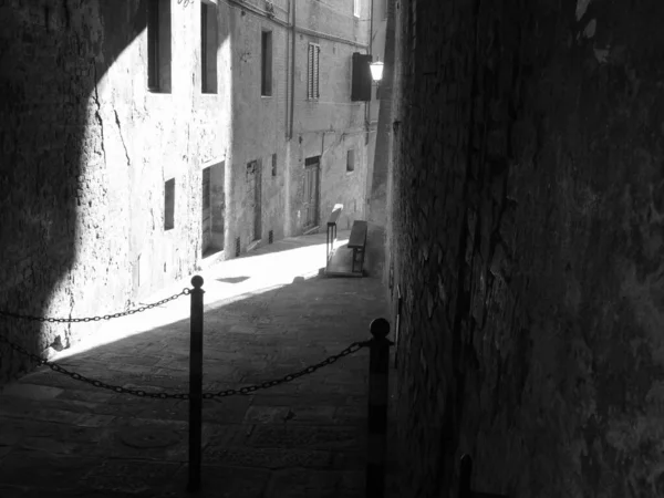 Скрытый Переулок Старом Городе Сиены Тоскана Италия Черно Белое Фото — стоковое фото