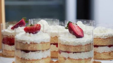 Elinde Şef çilekli kek dekorasyon