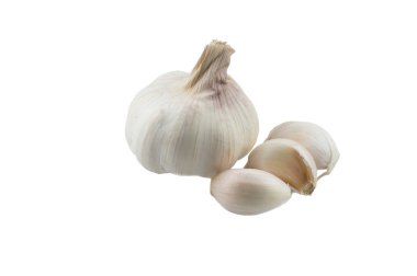 Beyaz arkaplanda sarımsak izole edilmiş.