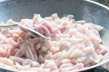 Domuz yağı, seçici odak yapmak için tavada domuz deri üzerinde merkezi 