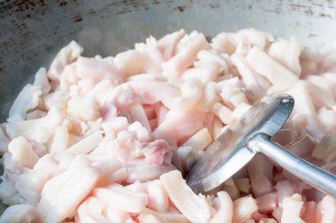 Domuz yağı, spatula, seçici odak yapmak için tavada domuz deri