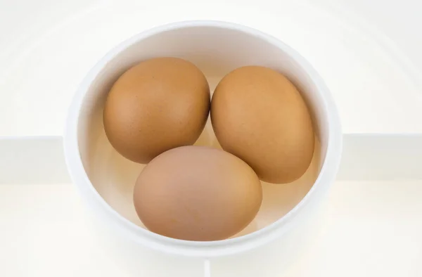 Яйца в белой пластиковой пластине — стоковое фото