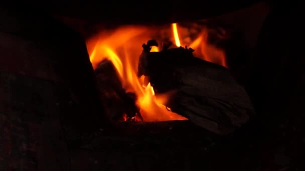 Chama de lenha de fogões utilizados para cozinhar . — Vídeo de Stock