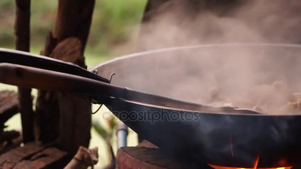 Cozinhar com fogões a lenha no campo . — Vídeo de Stock