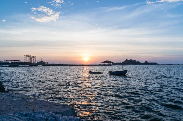 Koh Loi in tijdens zonsondergang van openbaar park van sriracha oogpunt, chonburi provincie — Stockfoto