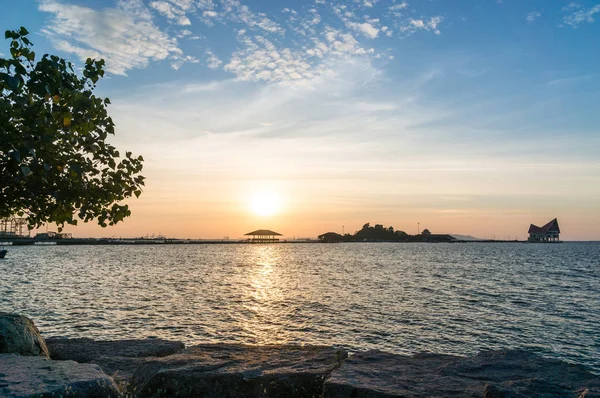Koh Loi in during sunset from public park of sriracha view point, chonburi province — Stock Photo, Image