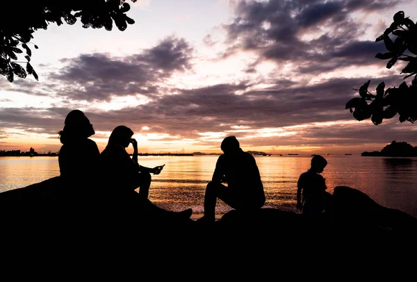 Silhouette of people at the beach in sunset — Stock Photo, Image