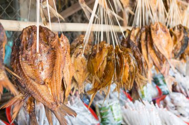 Pazarda kurutulmuş balık.