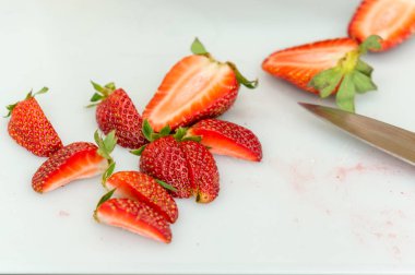 Kesme tahtaları üzerinde çilek dilim