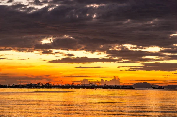 El ambiente durante la puesta del sol desde el parque público de sriracha, provincia de chonburi — Foto de Stock