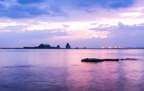 De sfeer tijdens zonsondergang op Koh Loi Sriracha, Chonburi, Thailand — Stockfoto