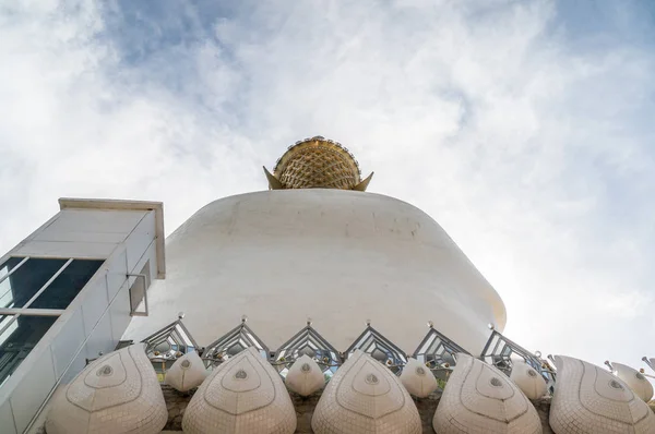 Πίσω από το Βούδα Wat Pha Kaew Sorn επίσης γνωστή ως Wat Phra ότι Pha Kaew, είναι ένα βουδιστικό μοναστήρι και ναός Phetchabun, στην Ταϊλάνδη. Είναι δημόσιο τομέα ή θησαυρός του Βουδισμού, δεν περιορίζουν σε αντίγραφο ή χρήση — Φωτογραφία Αρχείου