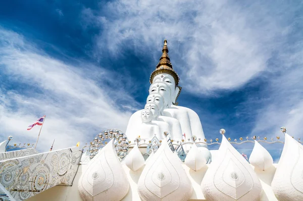 Wat Pha Sorn Kaew también conocido como Wat Phra That Pha Kaew, es un monasterio y templo budista en Phetchabun, Tailandia. Son de dominio público o tesoro del budismo, no restringen en copia o uso —  Fotos de Stock