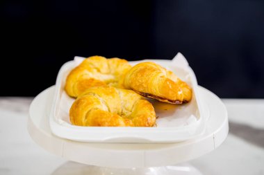 Kruvasan 3 adet masada beyaz plaka