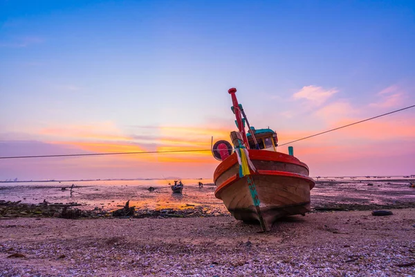 Los pescadores están pescando mariscos. Y preparar un barco de pesca en la puesta del sol — Foto de Stock