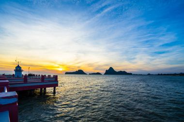 Prachuap Khiri Khan il, Tayland - 30 Aralık 2017: turist izle Saran VI Tee köprü ao prachuab, Prachuap Khiri Khan il, Tayland doğarken.