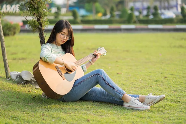 Jovem Mulher Sentada Campo Tocando Guitarra — Fotografia de Stock